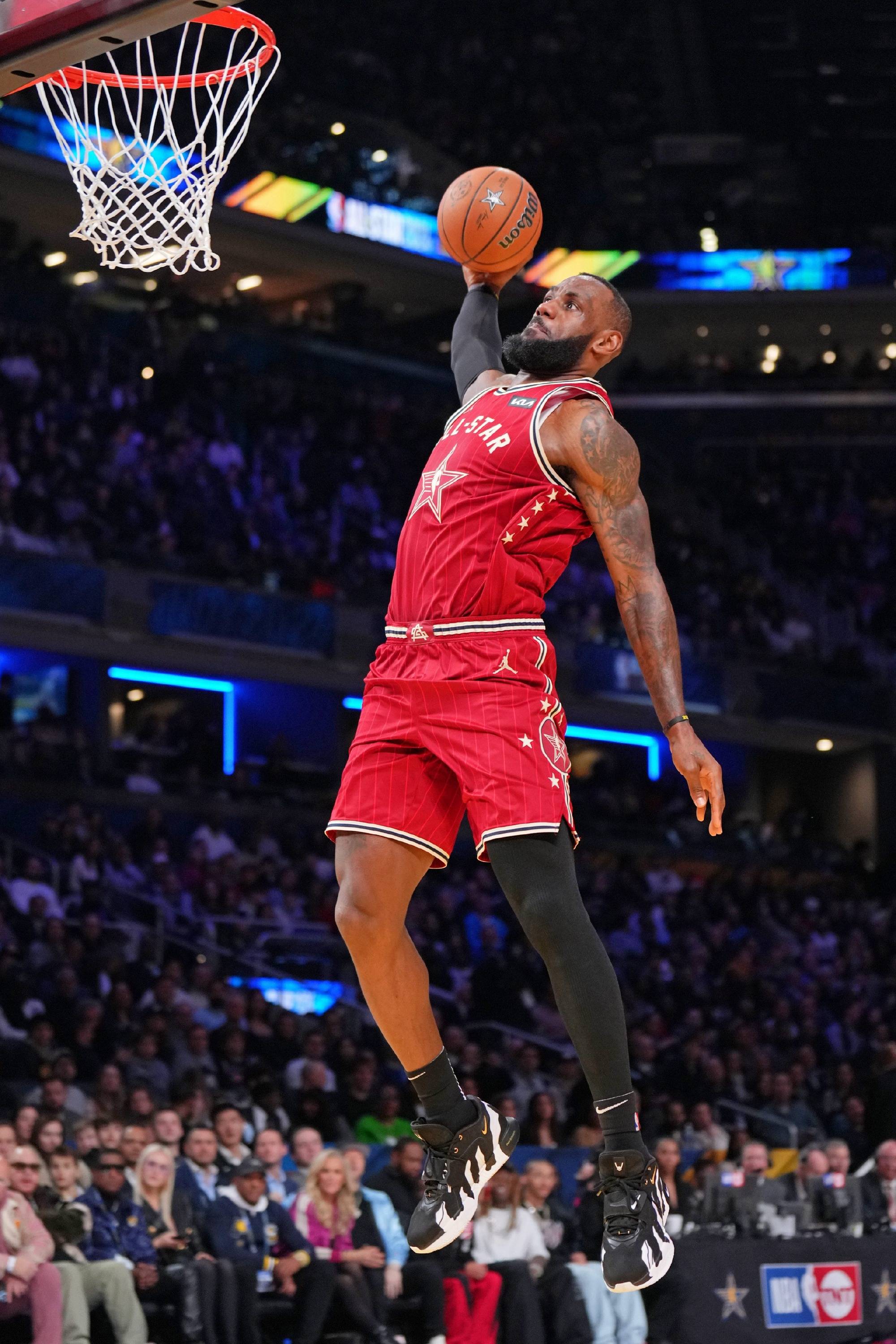 雄鹿前途光明！，詹姆斯新星出色发挥表现突出赛场气氛高涨的简单介绍-九游游戏官网